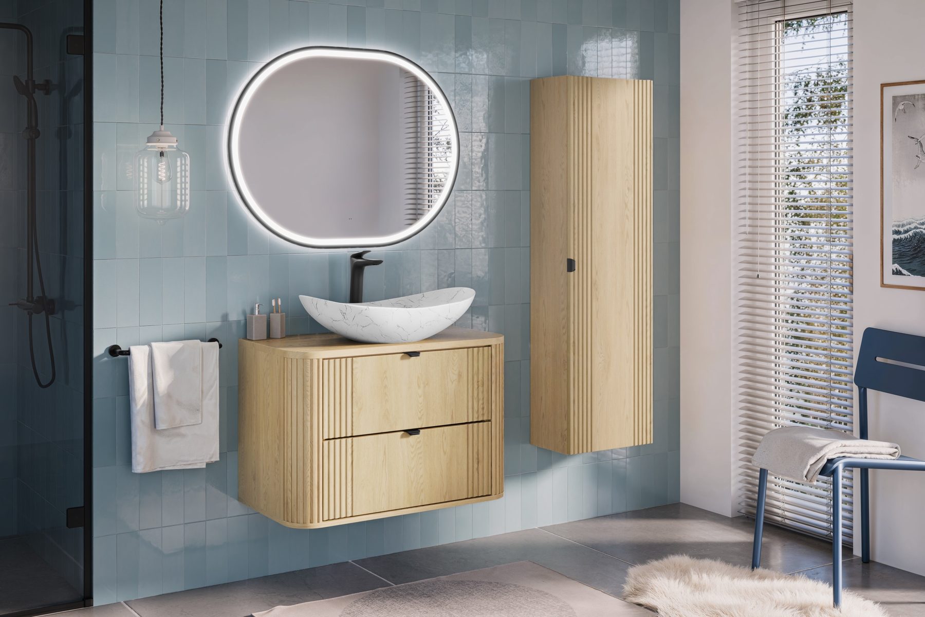 Ovalia Cremona dans une salle de bains bleue