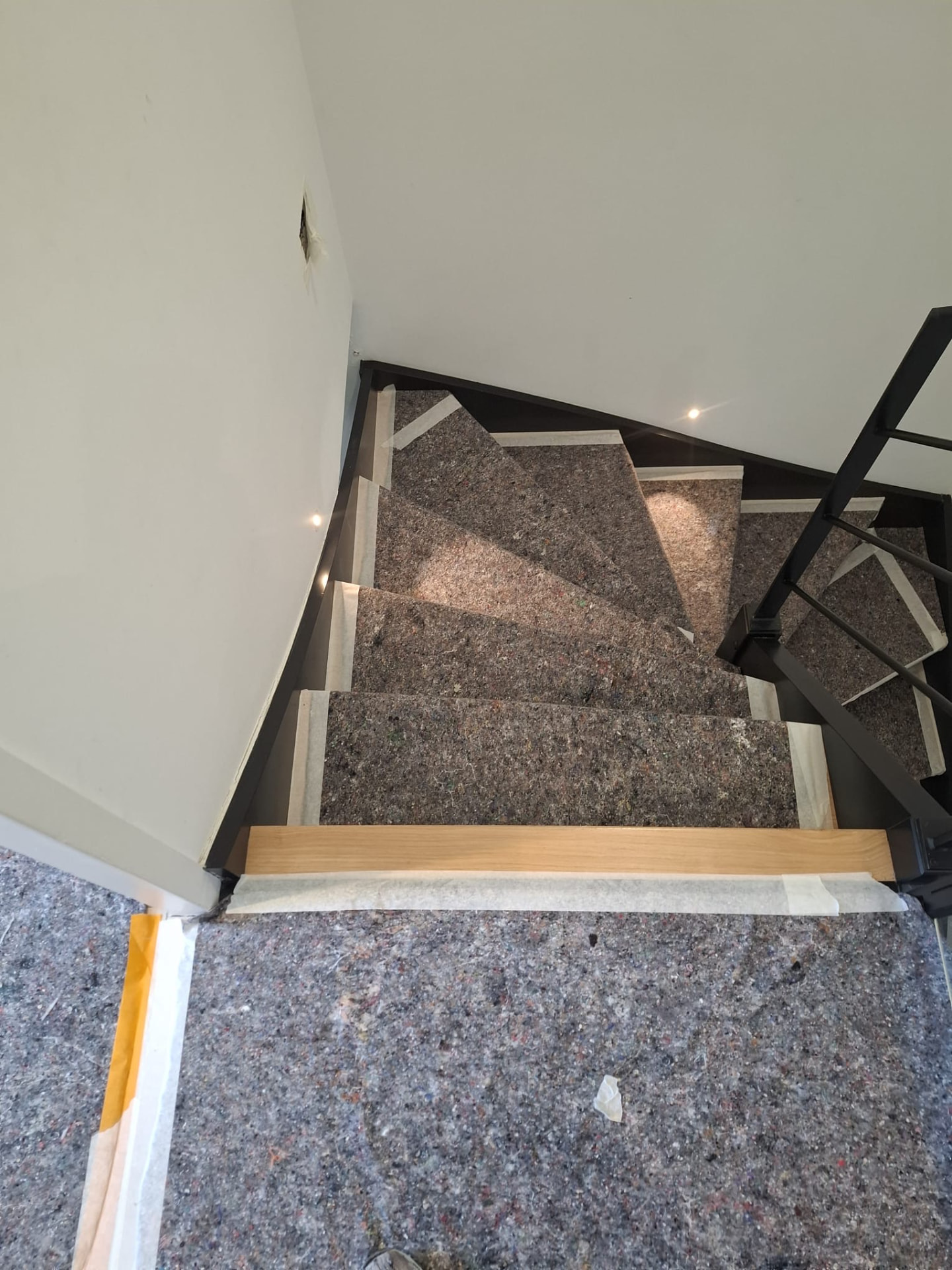 Marches d’escalier protégées par un feutre de protection pendant les travaux